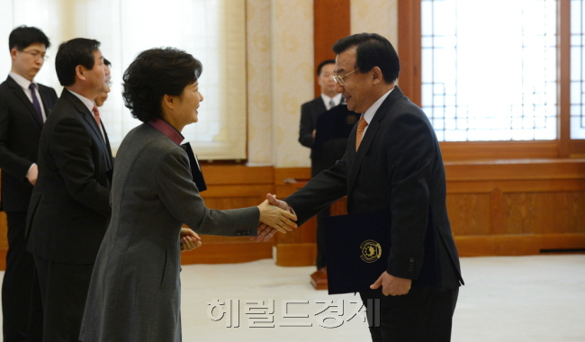 [사진= 박근혜 대통령이 11일 이정현 대표를 비롯한 새누리당 신임 지도부를 청와대로 초청해 오찬 회동을 가질 예정인 가운데 박 대통령이 어떤 대여 메시지를 내놓을지 관심을 모으고 있다. 사진은 지난 2013년 3월 박 대통령이 이 대표를 정무수석으로 임명하고 임명장을 수여하는 모습. ]