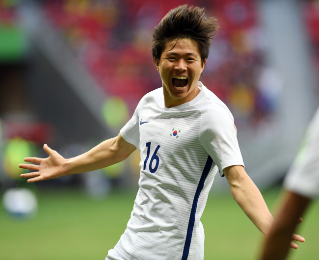 한국축구대표 권창훈이 10일 오후(현지시간) 2016년 리우올림픽 남자축구 C조 3차전 멕시코전이 열린 브라질 브라질리아 마네 가린샤 경기장에서 후반전 골을 넣은 후 환호하고 있다. /2016.8.10/브라질리아=올림픽사진공동취재단 M
리우=박해묵 기자/mook@heraldcorp.com