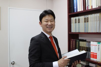 [사진=폭염이 이어지고 있지만 전기요금 걱정에 에어컨을 마음껏 틀지도 못하는 경우가 늘고 있다. 법무법인 인강의 곽상언 변호사는 주택용 전기요금 누진제에 문제를 제기해 2년째 소송을 진행중이다. 법무법인 인강 제공]