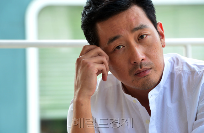 [사진= 영화 ‘터널’에서 홀로 무너진 터널에 갇혀 구조를 기다리는 정수 역을 맡은 배우 하정우. 그는 “연기 이외에도 조명이나 소품 등에 신경을 많이 쓴 영화”라고 ‘터널’을 소개했다. 윤병찬 기자/yoon4698@heraldcorp.com]