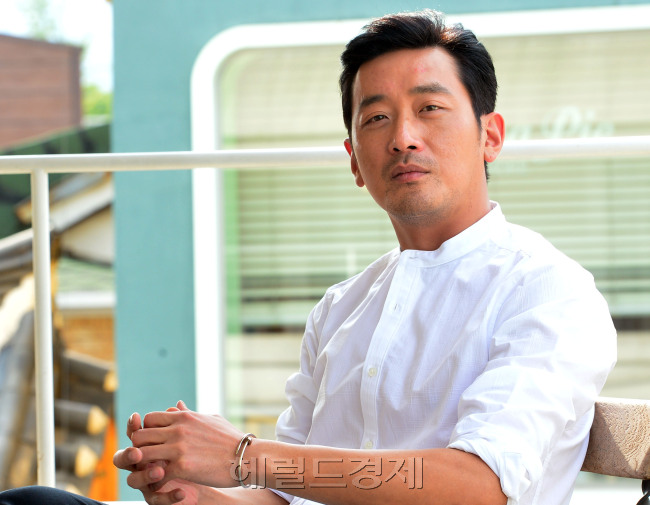 [사진= 영화 ‘터널’에서 홀로 무너진 터널에 갇혀 구조를 기다리는 정수 역을 맡은 배우 하정우. 그는 “연기 이외에도 조명이나 소품 등에 신경을 많이 쓴 영화”라고 ‘터널’을 소개했다. 윤병찬 기자/yoon4698@heraldcorp.com]