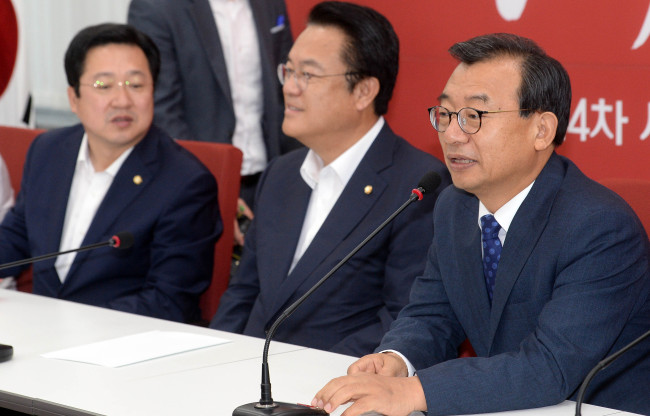 새누리당 이정현 대표가 11일 오전 국회 본청에서 처음 열린 최고위원회의를 주재하고 있다. 이날 회의는 대표 및 최고위원들의 공개 발언없이 진행됐다. 새누리당은 앞으로 최고위원 회의는 비공개로 진행하겠다고 밝혔다./ 안훈기자 rosedale@heraldcorp.com 2016.08.11
새누리당 이정현 대표가 11일 오전 국회 본청에서 처음 열린 최고위원회의를 주재하고 있다. 이날 회의는 대표 및 최고위원들의 공개 발언없이 진행됐다. 새누리당은 앞으로 최고위원 회의는 비공개로 진행하겠다고 밝혔다./ 안훈기자 rosedale@heraldcorp.com 2016.08.11
