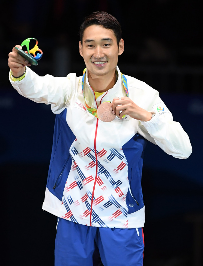 펜싱의 김정환이 10일 오후(현지시간) 브라질 리우데자네이루 바하 올림픽파크 카리오카 경기장에서 열린 펜싱 남자 사브레에서 동메달을 목에 건 뒤 밝게 웃고 있다. 리우=박해묵 기자/mook@