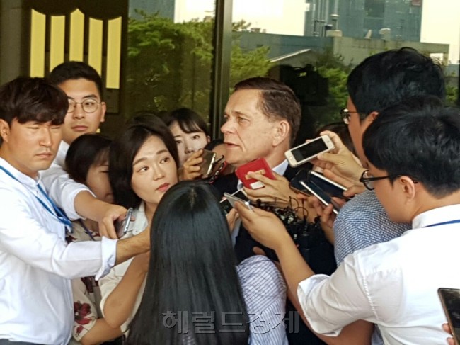 배출가스 조작 혐의를 받는 요하네스 타머 아우디폭스바겐코리아 총괄대표가 11일 오전 피의자 신분으로 서울중앙지검에 소환됐다. 타머 대표는 이날 자사 아우디 차량을 타고 검찰청사에 출석해 눈길을 끌었다. 김현일 기자 /joze@heraldcorp.com