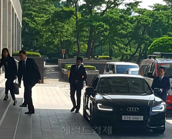 배출가스 조작 혐의를 받는 요하네스 타머 아우디폭스바겐코리아 총괄대표가 11일 오전 피의자 신분으로 서울중앙지검에 소환됐다. 타머 대표는 이날 자사 아우디 차량을 타고 검찰청사에 출석해 눈길을 끌었다. 김현일 기자 /joze@heraldcorp.com