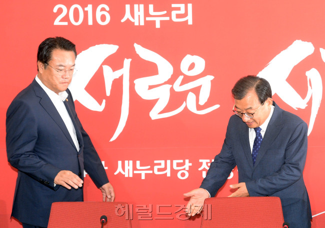 새누리당 이정현(오른쪽) 대표가 11일 오전 국회 본청에서 처음 열린 최고위원회의에서 정진석 원내대표에게 자리를 권하고 있다. 이날 회의는 대표 및 최고위원들의 공개 발언없이 진행됐다. 새누리당은 앞으로 최고위원 회의는 비공개로 진행하겠다고 밝혔다. 안훈 기자/rosedale@heraldcorp.com
