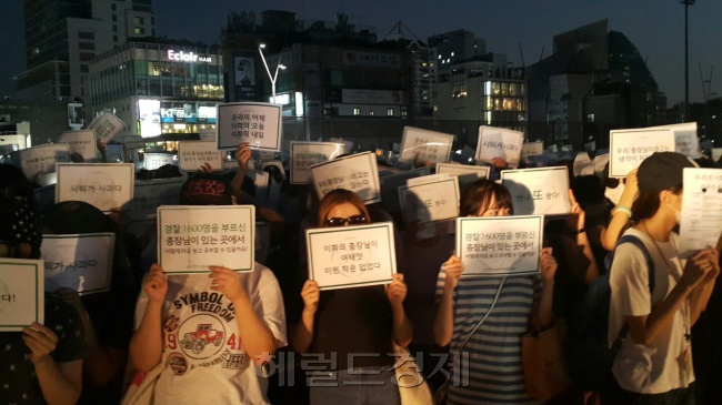 [사진설명= 지난 10일 오후 8시부터 서울 서대문구 이화여대 정문 앞 광장에는 이화여대 재학생 및 졸업생 3500여명(경찰 추산, 주최측 추산 3만5000여명)이 모여 최경희 총장의 사퇴를 요구하는 시위를 벌였다. 신동윤 기자/realbighead@heraldcorp.com ]