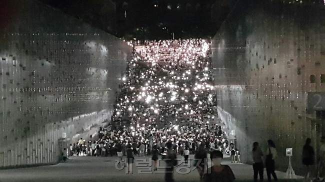 [사진설명= 지난 10일 오후 8시부터 서울 서대문구 이화여대 정문 앞 광장에는 이화여대 재학생 및 졸업생 3500여명(경찰 추산, 주최측 추산 3만5000여명)이 모여 최경희 총장의 사퇴를 요구하는 시위를 벌였다. 신동윤 기자/realbighead@heraldcorp.com ]