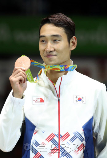 [사진 =김정환(33·국민체육진흥공단)이 남자 펜싱서 값진 동메달을 목에 걸었다. / 리우=박해묵 기자]