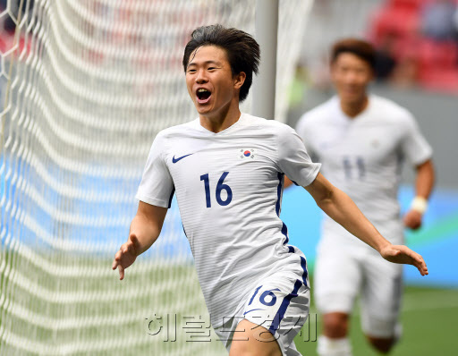 브라질과의 경기에서 골을 기록한 권창훈이 환호하고 있다. [리우=박해묵 기자/mook@heraldcorp.com]