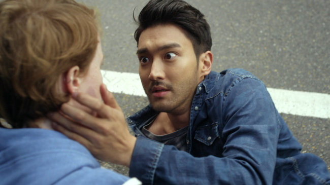 Korean singer-actor Choi Si-won appears as a cameo in “Dramaworld.” (Netflix Korea)