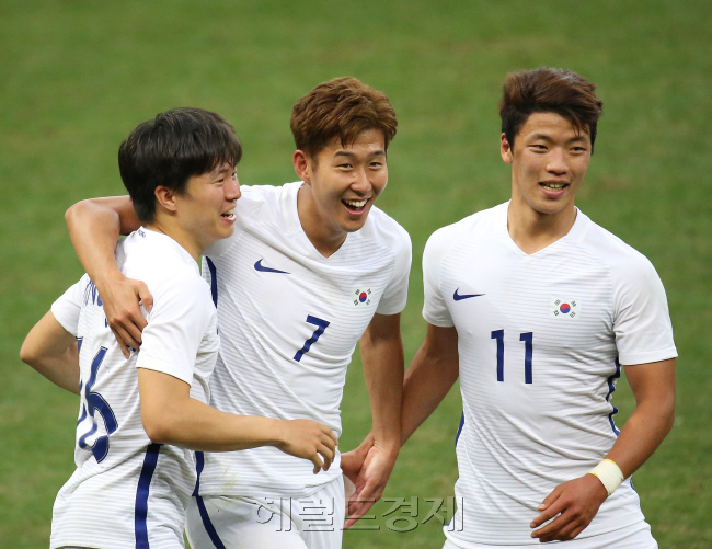 올림픽 축구대표가 10일 오후(현지시간) 2016 리우데자네이루 올림픽 남자축구 C조 멕시코와의 3차전을 펼쳤다. 브라질리아 마네 가린샤 경기장에서 권창훈이 한골을 넣어 1대 0으로 승리했다. 경기를 마친 뒤 손흥민(가운데)과 권창훈(왼쪽), 황희찬(오른쪽)이 기뻐하고 있다.[리우=박해묵 기자/mook@heraldcorp.com]