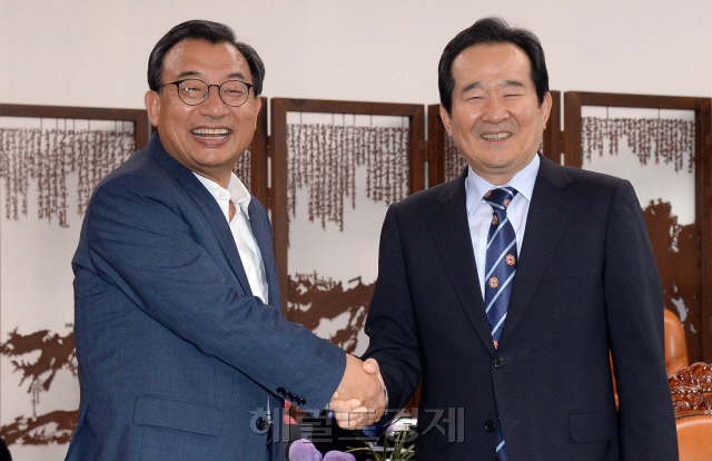 [사진=새누리당 이정현 대표가 11일 오후 서울 여의도 국회에서 정세균 국회의장을 예방하고 있다. 안훈 기자 rosedale@heraldcorp.com]