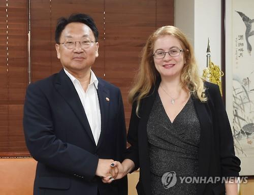 South Korea's Finance Minister Yoo Il-ho (left) shakes hands with Hela Cheikhrouhou, the executive director of the Green Climate Fund (GCF), in Seoul on Aug. 11. (Courtesy of the Ministry of Strategy and Finance)