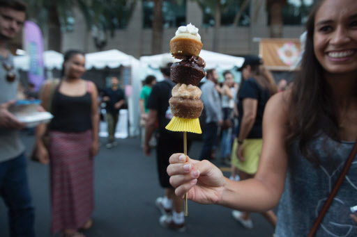 A woman holds a Cuppy Cake Kabob from Baby Sweetery Love at the 3rd annual Healthy Junk Vegan Faire on July 31 in Anaheim, California. (AFP-Yonhap)