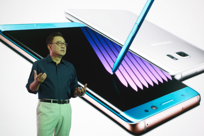Koh Dong-jin, the head of Samsung Electronics’ mobile business, introduces the Galaxy Note 7 at a launch event in Seoul on Thursday.