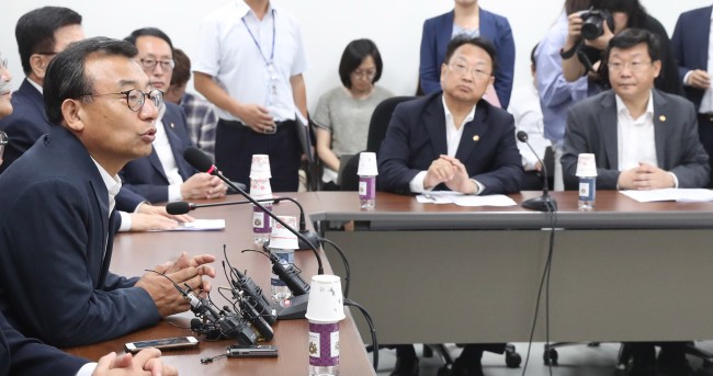 Saenuri Party chairman Rep. Lee Jung-hyun (left) speaks during an emergeny meeting with the government on solving the excessive electricity bills at the National Assembly on Thursday. (Yonhap)