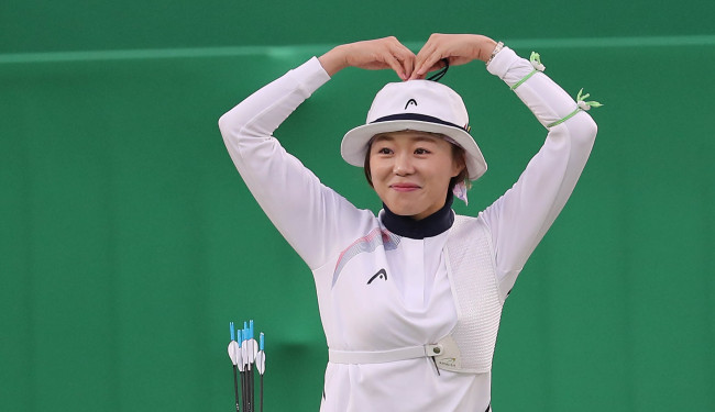 양궁대표팀 장혜진 선수가 11일 오후(현지시간) 브라질 리우데자네이루 마라카낭 삼보드로무 양궁장에서 열린 2016 리우올림픽 양궁 여자 개인전 금메달 결정전에서 독일의 리사 운루흐을 꺾고 금메달을 확정한 뒤 하트를 만들어 보이고 있다. /2016.8.11/리우데자네이루=올림픽사진공동취재단 k
양궁대표팀 장혜진 선수가 11일 오후(현지시간) 브라질 리우데자네이루 마라카낭 삼보드로무 양궁장에서 열린 2016 리우올림픽 양궁 여자 개인전 금메달 결정전에서 독일의 리사 운루흐을 꺾고 금메달을 확정한 뒤 하트를 만들어 보이고 있다. /2016.8.11/리우데자네이루=올림픽사진공동취재단 k