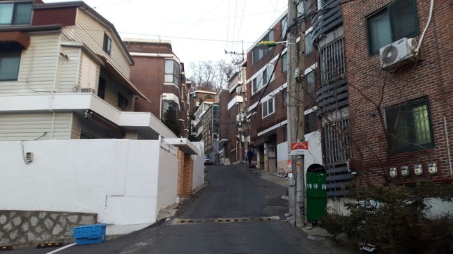 서울 주요 대학가 원룸 월세 평균이 3.3㎡당 7만원으로 조사됐다. 건축시기와 지역별로 보증금과 월세값 차이는 크지만, 시세 상승과 함께 대학생들의 주거비 부담은 2학기에도 여전할 것으로 전망된다. 사진은 연세대 인근 연희동 빌라밀집지역 모습.