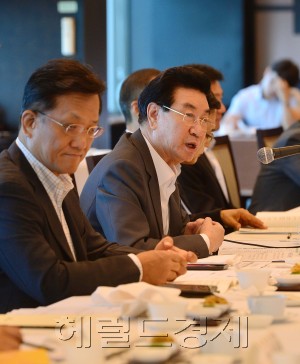 12일 오전 서울 여의도 63빌딩에서 대한건설협회 주최로 조정식 국토교통위원장 초청 조찬 간담회가 열렸다. 건설산업 발전방안을 논의하기 위해 열린 이번 간담회에서 조정식 위원장이 모두발언을 하고 있다.
이상섭 기자/babtong@
