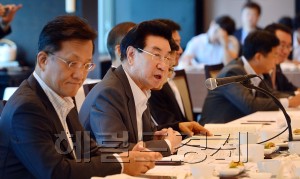 12일 오전 서울 여의도 63빌딩에서 대한건설협회 주최로 조정식 국토교통위원장 초청 조찬 간담회가 열렸다. 건설산업 발전방안을 논의하기 위해 열린 이번 간담회에서 최삼규 대한건설협회 회장이 모두발언을 하고 있다.
이상섭 기자/babtong@heraldcorp.com