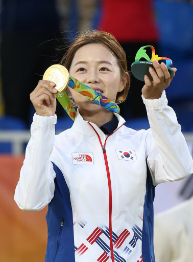 수영모를 두개 쓰는 펠프스. 시상식에 오른 선수단의 한 손에는 꽃다발 대신 나무 인형을 들고있는 장혜진. 외신에서 화제가 된 히잡을 쓴 비치발리볼 선수.
한 스포츠 팬이 자신의 한 SNS계정에 올린 푸드트럭 앞에 줄선 사람들.
리우=박해묵 기자/mook@·SNS 캡처·BBC 페이스북 캡처