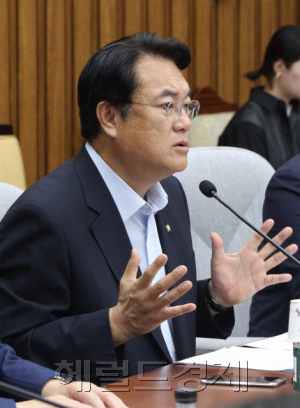 12일 오전 서울 여의도 국회에서 새누리당 원내대책회의가 정진석 원내대표 주재로 열리고 있다. [사진=안훈 기자 roedale@heraldcorp.com]