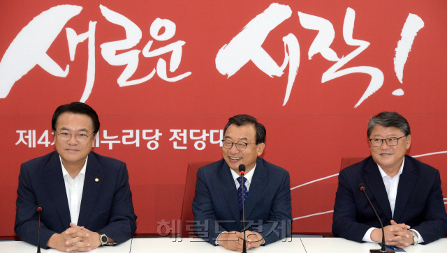 새누리당 이정현 대표가 11일 오전 국회 본청에서 처음 열린 최고위원회의를 주재했다. 이날 회의는 대표 및 최고위원들의 공개 발언없이 진행됐다. 새누리당은 앞으로 최고위원 회의는 비공개로 진행하겠다고 밝혔다. 안훈 기자 /rosedale@heraldcorp.com