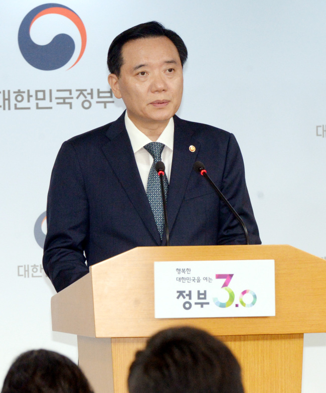 김현웅 법무부장관이 12일 세종로 정부종합청사에서 2016년 ' 광복71주년 특별사면' 실시에 대한 회견을 갖고 있다. 이 날 국무회의의 의결로 결의된 특별사면은 수형자 4,876명 특별사면,모범수 730명 가석방, 소년원생75명 임시퇴원,보호관찰자 925명 관찰해제,행정제재 총 1,422,493명에 대한 특별감면 조치가 시행되었다 <br />정희조 기자/checho@heraldcrop.com 160812
김현웅 법무부장관이 12일 세종로 정부종합청사에서 2016년 ' 광복71주년 특별사면' 실시에 대한 회견을 갖고 있다. 이 날 국무회의의 의결로 결의된 특별사면은 수형자 4,876명 특별사면,모범수 730명 가석방, 소년원생75명 임시퇴원,보호관찰자 925명 관찰해제,행정제재 총 1,422,493명에 대한 특별감면 조치가 시행되었다
정희조 기자/checho@heraldcrop.com 160812