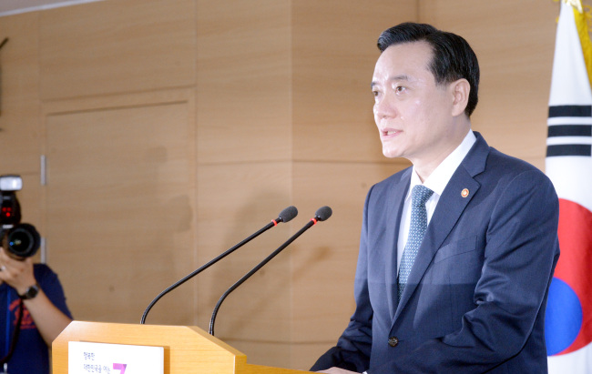 사진= 김현웅 법무부 장관이 12일 오전 서울 세종로 정부서울청사에서 임시국무회의에서 의결된 8ㆍ15 광복절 특별사면을 발표하고 있다. 정부는 광복 71주년을 맞아 이날 이재현 CJ그룹 회장을 비롯한 경제인 등 14명을 포함해 총 4876명에 대한 특별사면을 단행했다. 정희조 기자/checho@heraldcorp.com