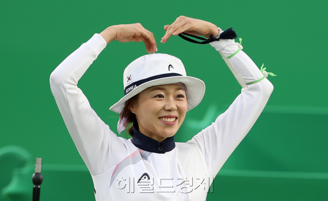 [사진설명= 11일 오후(현지시간) 브라질 리우데자네이루 마라카낭 삼보드로무 양궁장에서 열린 2016 리우올림픽 양궁 여자 개인전 결승에서 금메달을 딴 장혜진이 응원단을 향해 하트를 그리고 있다. ]