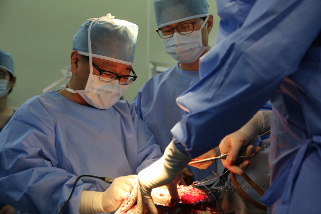 Neurosurgeon Kwon Jeong-taik performs a surgery to transplant a titanium skull made by additive manufacturing at Chung-Ang University Hospital.
