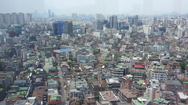 [사진설명= 주택건물과 빌딩이 뒤섞인 강남 일대 모습.]