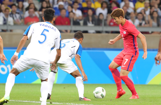 한국축구대표 손흥민이 13일 오후(현지시간) 2016년 리우올림픽 남자축구 8강전 온두라스전이 열린 브라질 벨루오리존치 미네이랑 경기장에서 두 명의 수비를 제치고 돌파구를 찾고 있다./2016.8.13 벨루오리존치=올림픽사진공동취재단 I/
한국축구대표 손흥민이 13일 오후(현지시간) 2016년 리우올림픽 남자축구 8강전 온두라스전이 열린 브라질 벨루오리존치 미네이랑 경기장에서 두 명의 수비를 제치고 돌파구를 찾고 있다./2016.8.13 벨루오리존치=올림픽사진공동취재단 I/