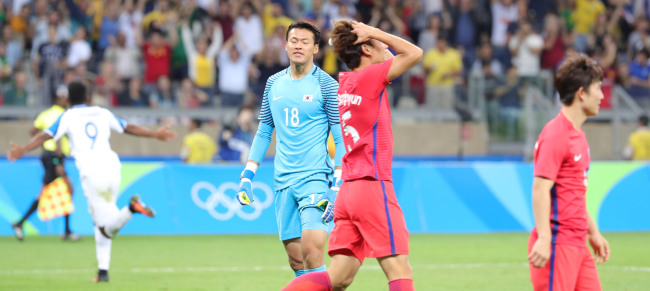 한국축구대표 구성윤, 정승현이 13일 오후(현지시간) 2016년 리우올림픽 남자축구 8강전 온두라스전이 열린 브라질 벨루오리존치 미네이랑 경기장에서 후반 선제골을 허용하자 아쉬워 하고 있다./2016.8.13 벨루오리존치=올림픽사진공동취재단 I/
한국축구대표 구성윤, 정승현이 13일 오후(현지시간) 2016년 리우올림픽 남자축구 8강전 온두라스전이 열린 브라질 벨루오리존치 미네이랑 경기장에서 후반 선제골을 허용하자 아쉬워 하고 있다./2016.8.13 벨루오리존치=올림픽사진공동취재단 I/