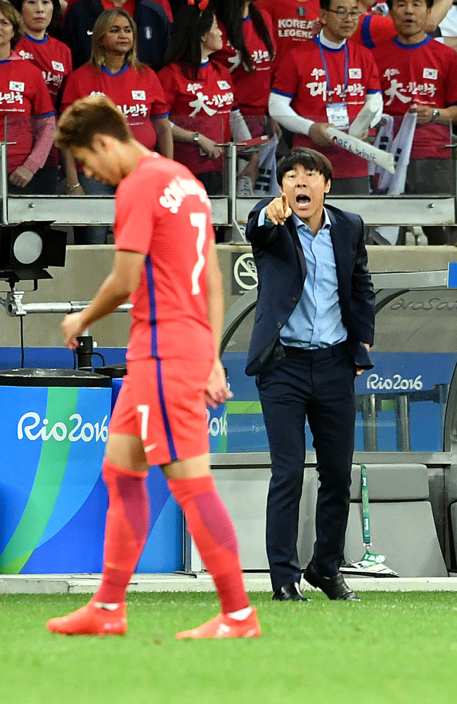 한국축구대표 가 13일 오후(현지시간) 2016년 리우올림픽 남자축구 8강전 온두라스전이 열린 브라질 벨루오리존치 미네이랑 경기장에서 신태용 감독이 후반 1점을 실점하자 손흥민 에게 작전지시를 내리고 있다./2016.8.13 벨루오리존치=올림픽사진공동취재단L
한국축구대표 가 13일 오후(현지시간) 2016년 리우올림픽 남자축구 8강전 온두라스전이 열린 브라질 벨루오리존치 미네이랑 경기장에서 신태용 감독이 후반 1점을 실점하자 손흥민 에게 작전지시를 내리고 있다./2016.8.13 벨루오리존치=올림픽사진공동취재단L