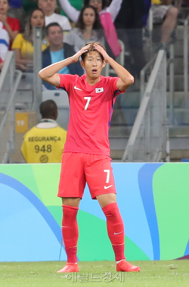 [사진설명= 한국축구대표 손흥민이 13일 오후(현지시간) 2016년 리우올림픽 남자축구 8강전 온두라스전이 열린 브라질 벨루오리존치 미네이랑 경기장에서 후반 득점에 실패하자 머리를 감싸고 있다.벨루오리존치=올림픽사진공동취재단]