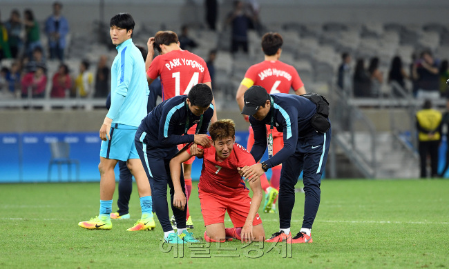 [사진설명= 한국축구대표 가 13일 오후(현지시간) 2016년 리우올림픽 남자축구 8강전 온두라스전이 열린 브라질 벨루오리존치 미네이랑 경기장에서 패한뒤 손흥민 이 그라운드에 누워 울고 있다./2016.8.13 벨루오리존치=올림픽사진공동취재단]