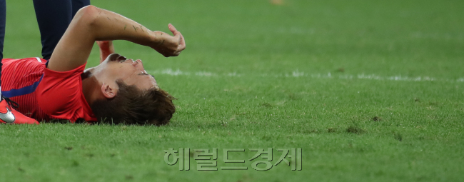 [사진설명= 14일(한국시간) 브라질 벨루오리존치 미네이랑 경기장에서 열린 리우올림픽 축구 8강전 한국과 온두라스의 경기에서 1대0으로 패한 한국의 손흥민이 경기 후 그라운드에 누워 울고 있다. 리우=박해묵 기자/mook@heraldcorp.com]