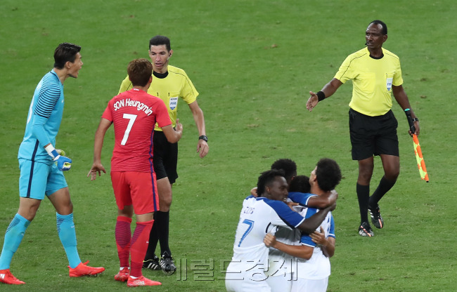 [사진설명= 14일(한국시간) 2016리우올림픽 남자축구 8강전 열린 브라질 벨루오리존치 미네이랑 경기장에서 한국이 온두라스에 1대0으로 석패했다. 손흥민 선수가 경기가 끝난 후 심판진에게 항의하고 있다. /리우=박해묵 기자/mook@heraldcorp.com]