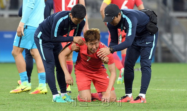 [사진설명= 한국축구대표 가 13일 오후(현지시간) 2016년 리우올림픽 남자축구 8강전 온두라스전이 열린 브라질 벨루오리존치 미네이랑 경기장에서 패한뒤 손흥민 이 그라운드에 누워 울고 있다. 벨루오리존치=올림픽사진공동취재단]