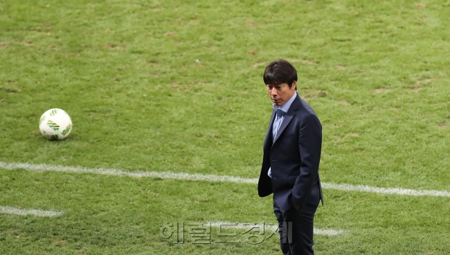 [사진설명= 13일 오후(현지시간) 2016리우올림픽 남자축구 8강전 열린 브라질 벨루오리존치 미네이랑 경기장에서 한국이 온두라스에 1:0으로 석패했다. 신태용 감독이 경기가 끝난 후 아쉬워하고 있다. 벨루오리존치=올림픽사진공동취재단]