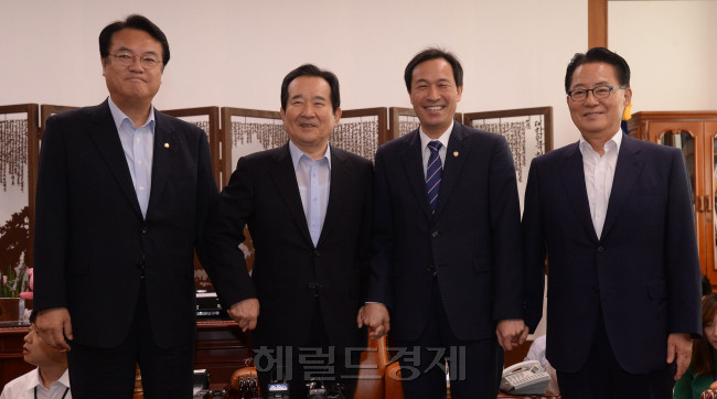[사진설명=지난 12일 정세균 국회의장의 주선으로 3당 원내대표가 회동을 갖고 22일 8월 임시국회 본회의를 열어 추경안을 처리하자는데 합의했지만 여야간 입장차가 커 진통이 예상된다. 안훈 기자/rosedale@heraldcorp.com]
