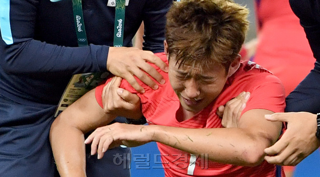 한국축구대표 가 13일 오후(현지시간) 2016년 리우올림픽 남자축구 8강전 온두라스전이 열린 브라질 벨루오리존치 미네이랑 경기장에서 패한뒤 손흥민 이 그라운드에 누워 울고 있다./2016.8.13 벨루오리존치=올림픽사진공동취재단L
한국축구대표 가 13일 오후(현지시간) 2016년 리우올림픽 남자축구 8강전 온두라스전이 열린 브라질 벨루오리존치 미네이랑 경기장에서 패한뒤 손흥민 이 그라운드에 누워 울고 있다./2016.8.13 벨루오리존치=올림픽사진공동취재단L