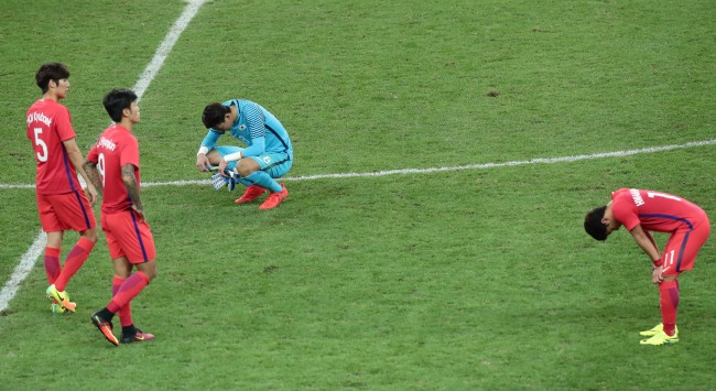 13일 오후(현지시간) 2016리우올림픽 남자축구 8강전 열린 브라질 벨루오리존치 미네이랑 경기장에서 한국이 온두라스에 1:0으로 석패했다. 한국선수들이 경기가 끝난 후 아쉬워하고 있다. /2016.8.13 벨루오리존치=올림픽사진공동취재단 G
13일 오후(현지시간) 2016리우올림픽 남자축구 8강전 열린 브라질 벨루오리존치 미네이랑 경기장에서 한국이 온두라스에 1:0으로 석패했다. 한국선수들이 경기가 끝난 후 아쉬워하고 있다. /2016.8.13 벨루오리존치=올림픽사진공동취재단 G