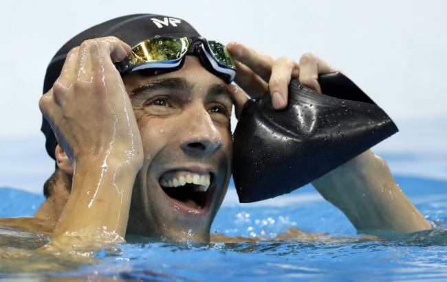 United States' Michael Phelps reacts after the men's 100-meter butterfly final during the swimming competitions at the 2016 Summer Olympics, Friday, Aug. 12, 2016, in Rio de Janeiro, Brazil. (AP-Yonhap)