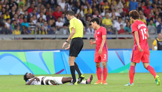 13일 오후(현지시간) 2016년 리우올림픽 남자축구 8강전 한국-온두라스전이 열린 브라질 벨루오리존치 미네이랑 경기장에서 온두라스 선수가 그라운드에 드러눕고 있다./2016.8.13 벨루오리존치=올림픽사진공동취재단 I/
13일 오후(현지시간) 2016년 리우올림픽 남자축구 8강전 한국-온두라스전이 열린 브라질 벨루오리존치 미네이랑 경기장에서 온두라스 선수가 그라운드에 드러눕고 있다./2016.8.13 벨루오리존치=올림픽사진공동취재단 I/
