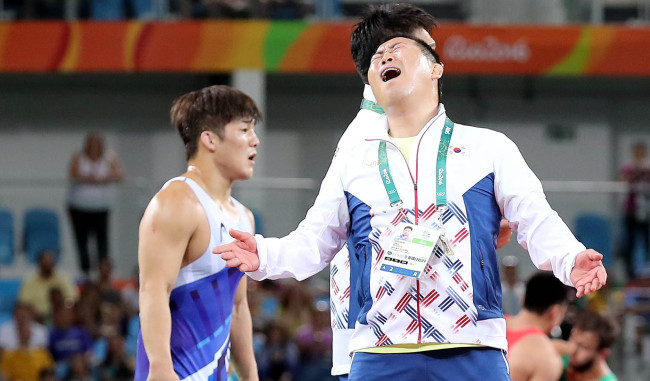 김현우 선수가 14일 오전(현지시간) 브라질 리우데자네이루 올림픽파크 카리오카 아레나2에서 열린 레슬링 그레코로만형 75kg급 예선에서 러시아 로만 블라소프에게 편파판정으로 패, 안한봉 감독이 항의를 하고 있다./2016.8.14/리우데자네이루=올림픽사진공동취재단 k
김현우 선수가 14일 오전(현지시간) 브라질 리우데자네이루 올림픽파크 카리오카 아레나2에서 열린 레슬링 그레코로만형 75kg급 예선에서 러시아 로만 블라소프에게 편파판정으로 패, 안한봉 감독이 항의를 하고 있다./2016.8.14/리우데자네이루=올림픽사진공동취재단 k