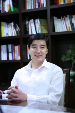 이해식 서울 강동구 구청장은 ‘고덕상업업무복합단지’를 서울의 대표 상업중심지로 만들겠다고 자신했다. 이 구청장은 “이미 입지와 접근성 부분에선 입지 부분에선 서울 어디와 비교해도 좋은 조건을 갖추고 있다”며 고덕상업단지의 성공을 확신했다.