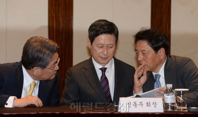 지난해 10월 8일 신동주 전 롯데홀딩스 부회장이 서울 소공동 조선호텔에서 기자회견에서 민유성 고문(왼쪽)과 귓속말을 나누고 있다.
이상섭 기자/babtong@heraldcorp.com
